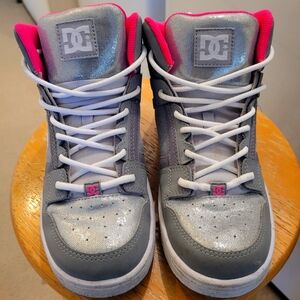 DC pink and gray rebound SE shoe